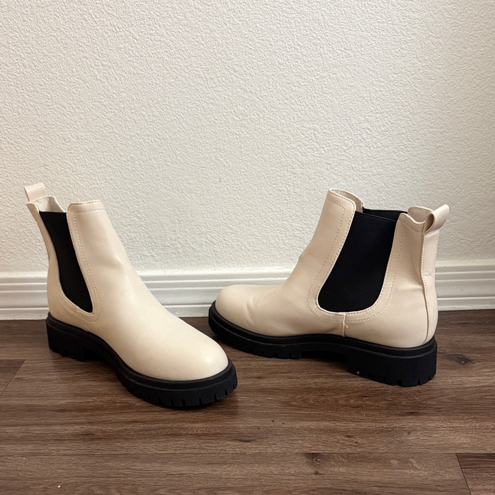 Old Navy Cream Chelsea Lug Booties with Black Elastic